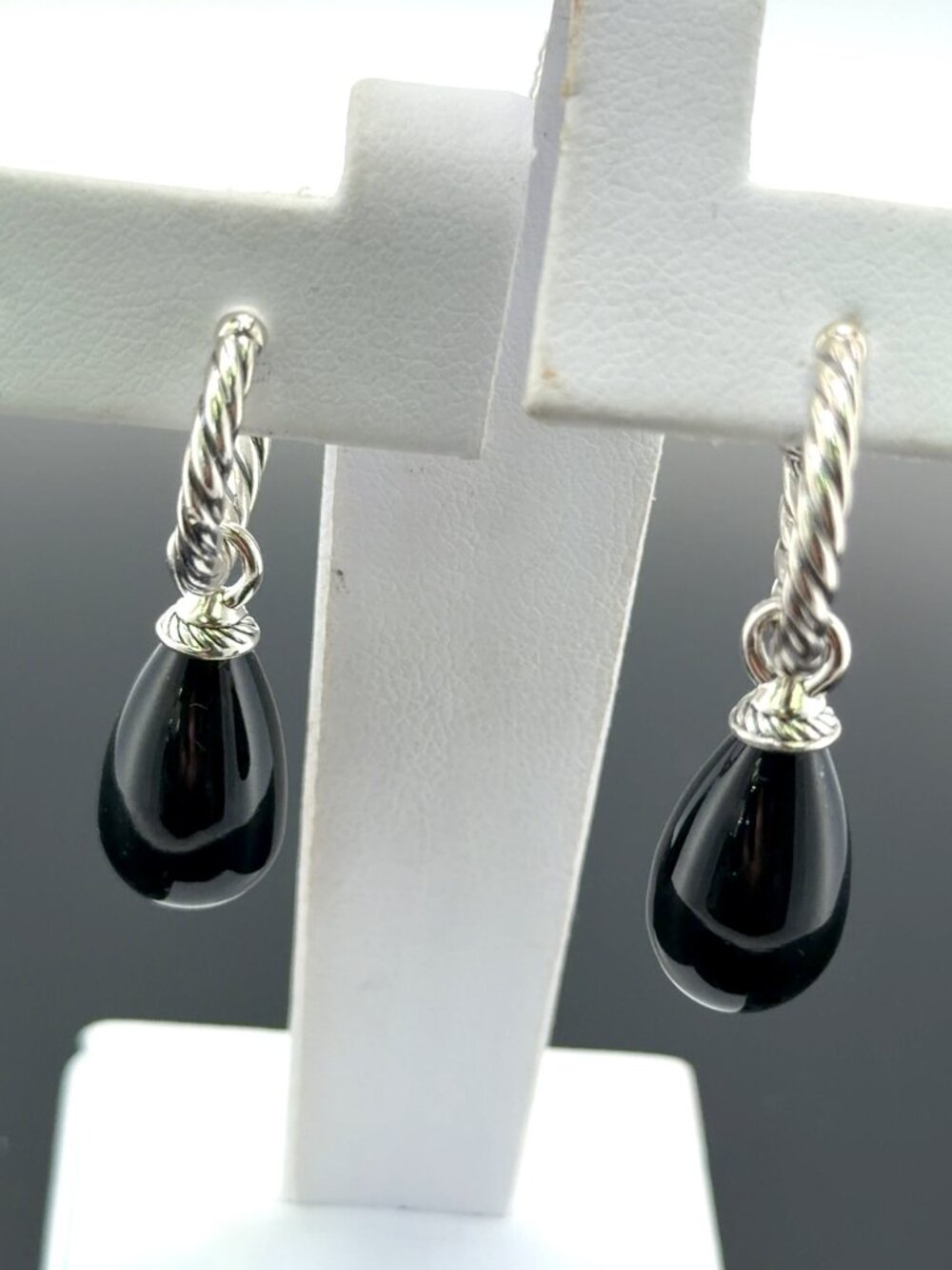 Silver hoop earrings whith black onyx drops